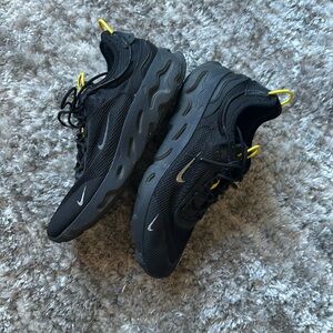 Nike React Live 'Black Yellow sneaker